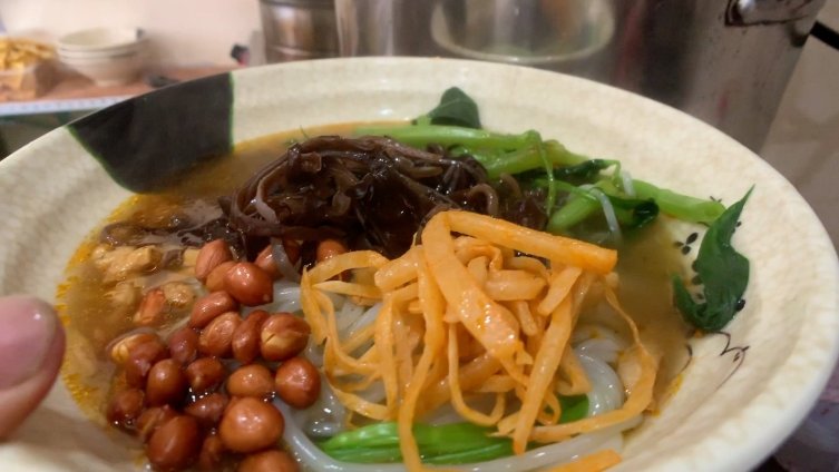 【煎饼店加卖螺蛳粉生意变好,老板:谁知道广西人这么爱嗦粉】广西南宁,一煎饼果子店售卖的螺蛳